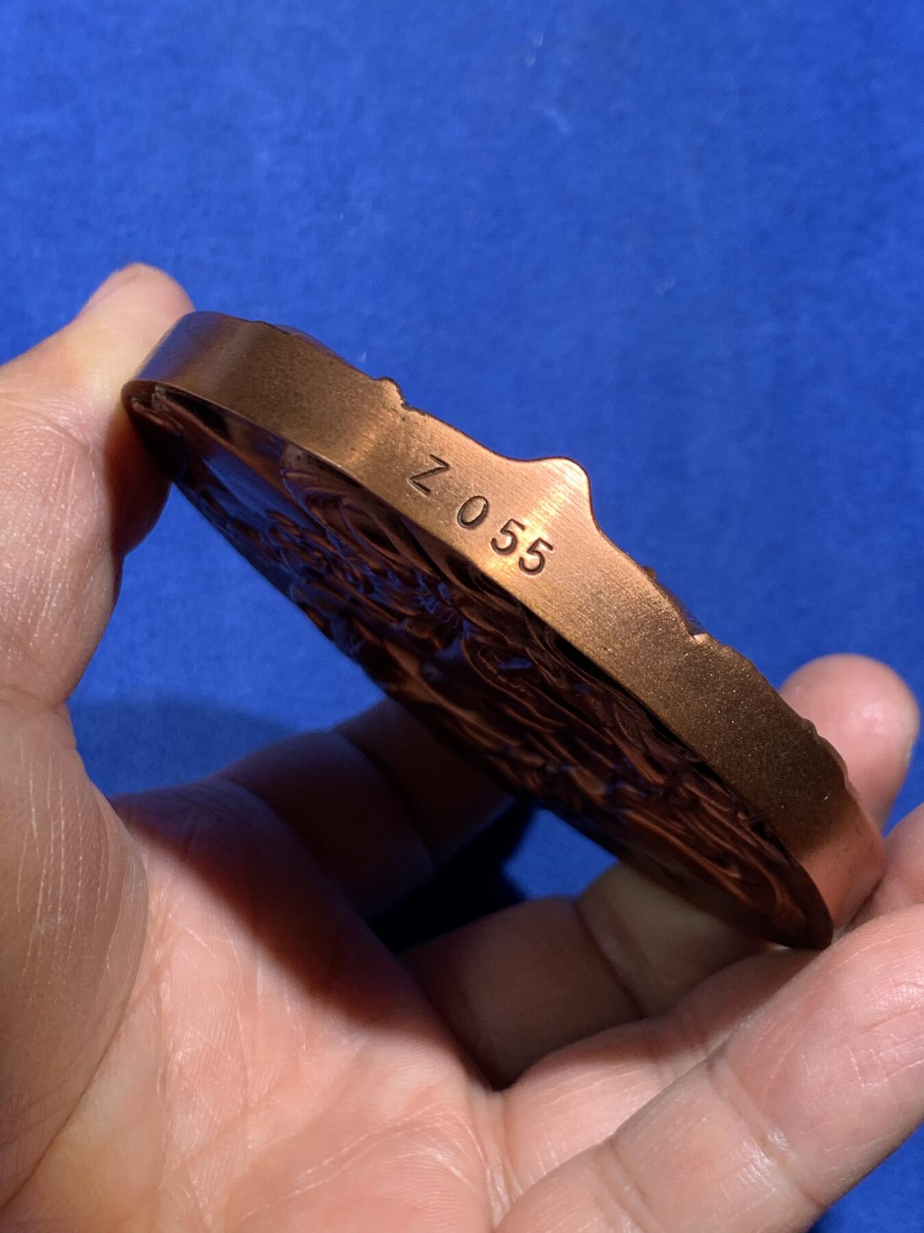 《竞宝斋》第449场 周日，周一，周二  3场连拍 （全场包邮，欢迎送拍） 上海百拓稻草人之恋大铜章，编号055，总重约349.9克，直径80mm，原盒原证。