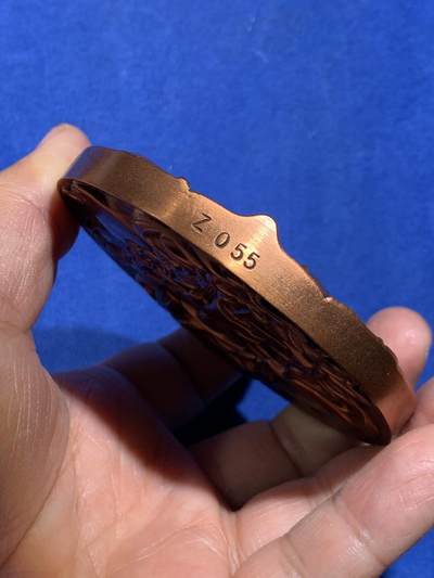 《竞宝斋》第449场 周日，周一，周二  3场连拍 （全场包邮，欢迎送拍） 上海百拓稻草人之恋大铜章，编号055，总重约349.9克，直径80mm，原盒原证。