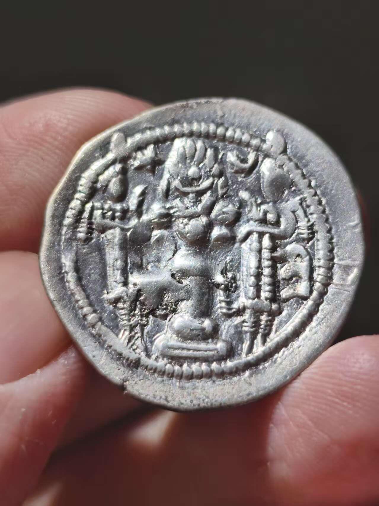 星盘世界钱币十二月二十七日古典币专场 稀少！波斯萨珊巴拉什银币，十分少见的人物，状态还不错，484年至488年铸造。巴拉什成功平息了境内的亲族叛乱。他的政策以清明和宽容著称，特别是对基督徒的宽容政策。然而，这也导致他在488年被贵族罢黜。