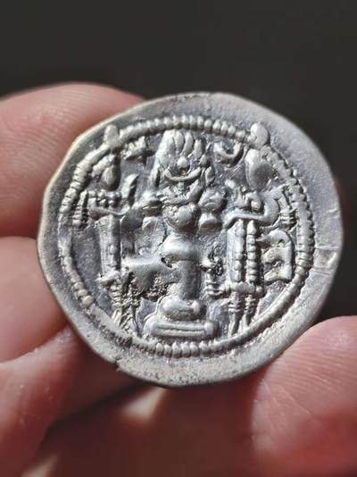 稀少！波斯萨珊巴拉什银币，十分少见的人物，状态还不错，484年至488年铸造。巴拉什成功平息了境内的亲族叛乱。他的政策以清明和宽容著称，特别是对基督徒的宽容政策。然而，这也导致他在488年被贵族罢黜。