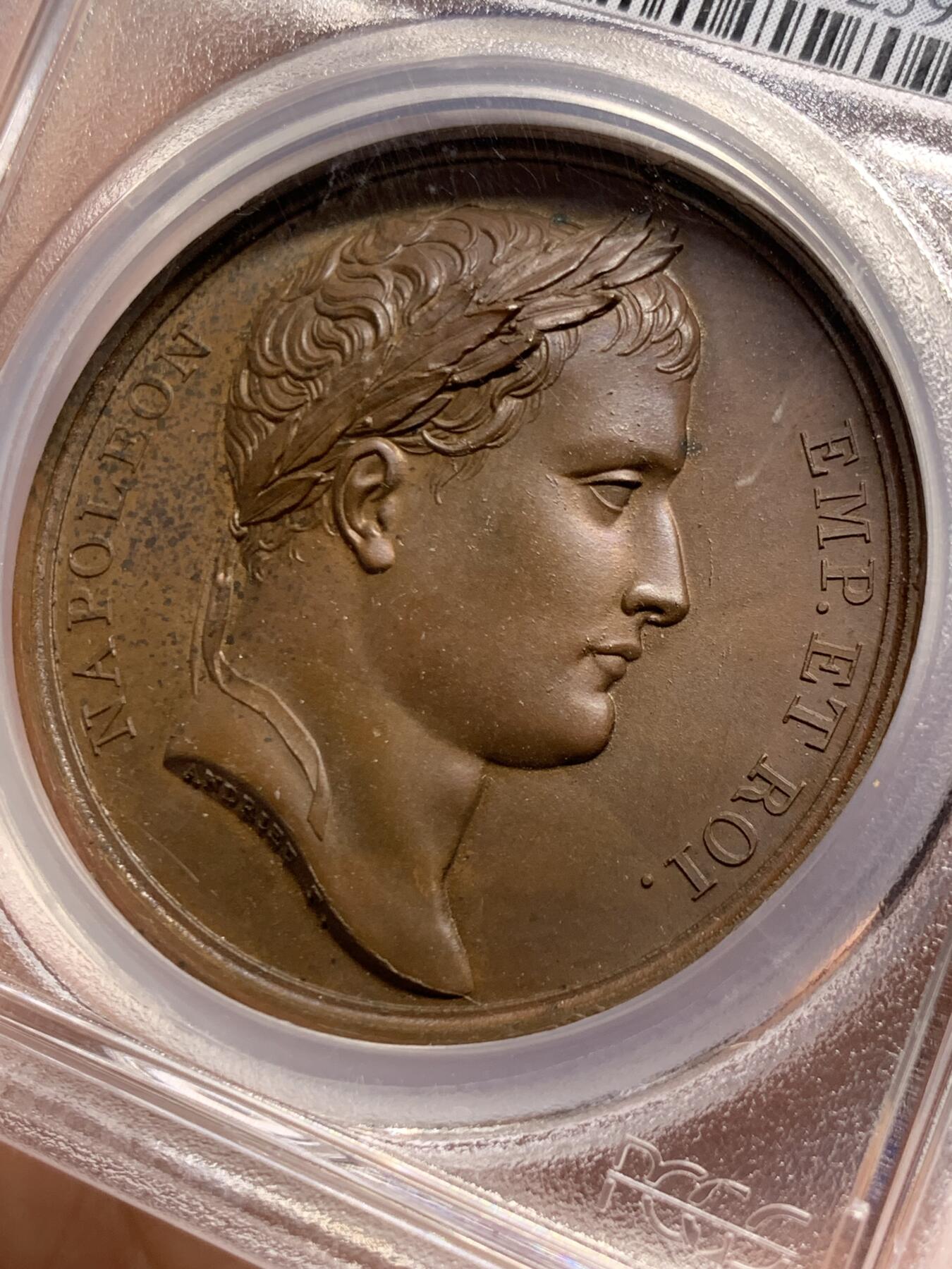 《竞宝斋》第449场 周日，周一，周二  3场连拍 （全场包邮，欢迎送拍） PCGS SP64 法国1807年拿破仑一世尼斯至罗马之路竣工原铸铜章 巴黎造币厂巧克力包浆 高浮雕原铸铜光 女神维比莉娅（罗马旅行女神）半倚着靠在六辐轮上，一只脚踩在岩石上，另一只脚踩在海面上，轻抬手臂，指明罗马的方向，脚下是罗马道路，背景是群山，画面唯美，条条大道通罗马的实际表现，欧洲最早的“高速公路”通车，标志着拿皇的统治从法国延伸至意大利，辐射整个欧陆。加厚盒