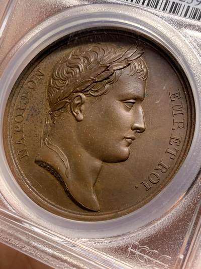 《竞宝斋》第449场 周日，周一，周二  3场连拍 （全场包邮，欢迎送拍） PCGS SP64 法国1807年拿破仑一世尼斯至罗马之路竣工原铸铜章 巴黎造币厂巧克力包浆 高浮雕原铸铜光 女神维比莉娅（罗马旅行女神）半倚着靠在六辐轮上，一只脚踩在岩石上，另一只脚踩在海面上，轻抬手臂，指明罗马的方向，脚下是罗马道路，背景是群山，画面唯美，条条大道通罗马的实际表现，欧洲最早的“高速公路”通车，标志着拿皇的统治从法国延伸至意大利，辐射整个欧陆。加厚盒