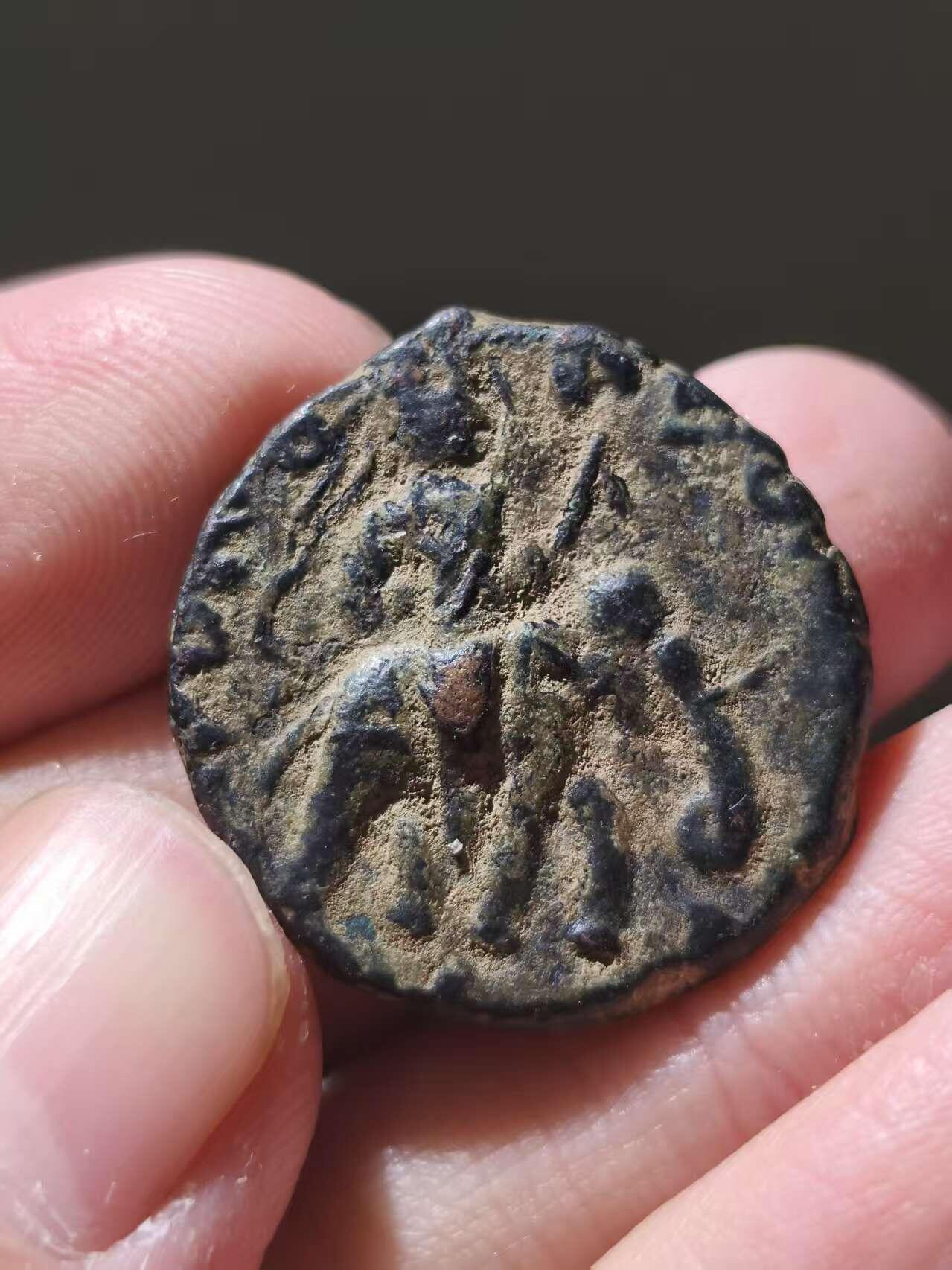 星盘世界钱币十二月二十七日古典币专场 贵霜帝国胡伟色伽，四德拉克玛铜币，正面是国王骑大象，背面为神像。衣服的纹路都看得清楚，极品，国内顶尖