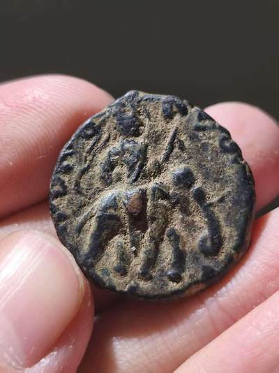 星盘世界钱币十二月二十七日古典币专场 - 贵霜帝国胡伟色伽，四德拉克玛铜币，正面是国王骑大象，背面为神像。衣服的纹路都看得清楚，极品，国内顶尖