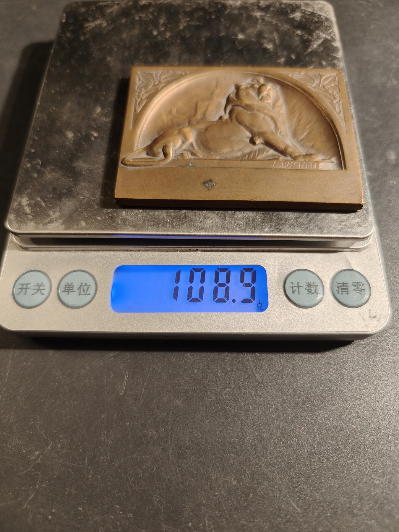 老王徽章第171期 法国贝尔福雄狮方形大铜章    巴托尔迪名作     尺寸63×49mm     重量108.9g     雄狮雕塑象征着1870-1871年贝尔福围城战期间丹弗特-罗什罗上校领导的英勇抵抗 