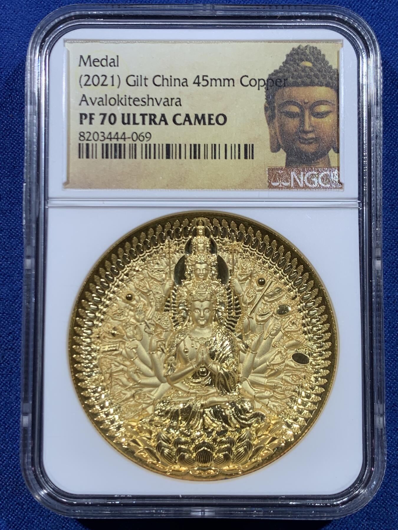 《竞宝斋》第449场 周日，周一，周二  3场连拍 （全场包邮，欢迎送拍） NGC PF70UC 中国2021观世音菩萨镀金铜章 45mm大尺寸 佛祖标签 正面千手观音像 背面刻有般若波罗蜜多心经 加厚盒