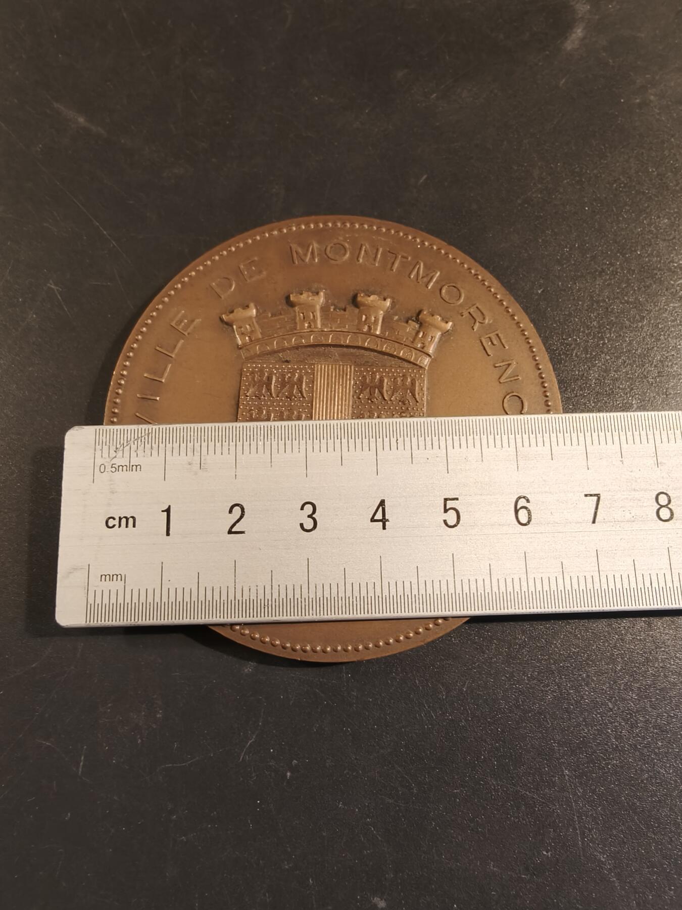 老王徽章第171期 法国蒙莫朗西市大铜章     直径68mm    重量131.5g