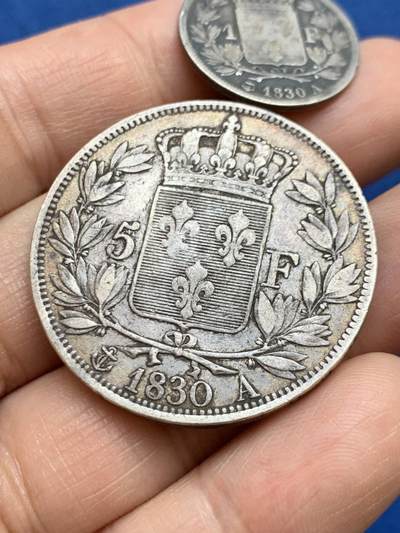 《竞宝斋》第449场 周日，周一，周二  3场连拍 （全场包邮，欢迎送拍） 两枚一组 法国1830年巴黎造币厂查理十世5法郎/1法郎银币，查理十世在位最后一年，稀少。