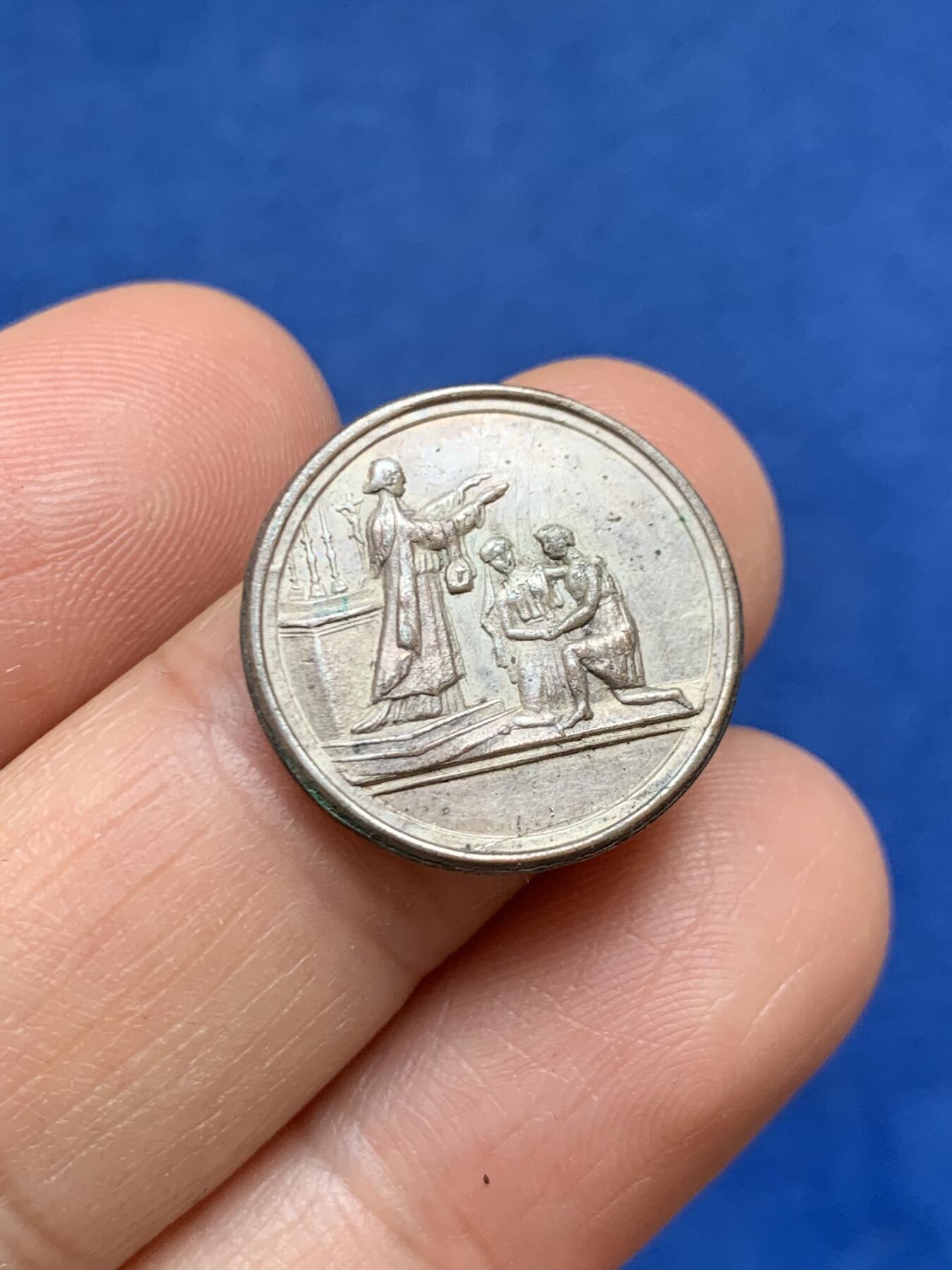 《竞宝斋》第449场 周日，周一，周二  3场连拍 （全场包邮，欢迎送拍） 婚礼纪念章 1.65克 20.1mm