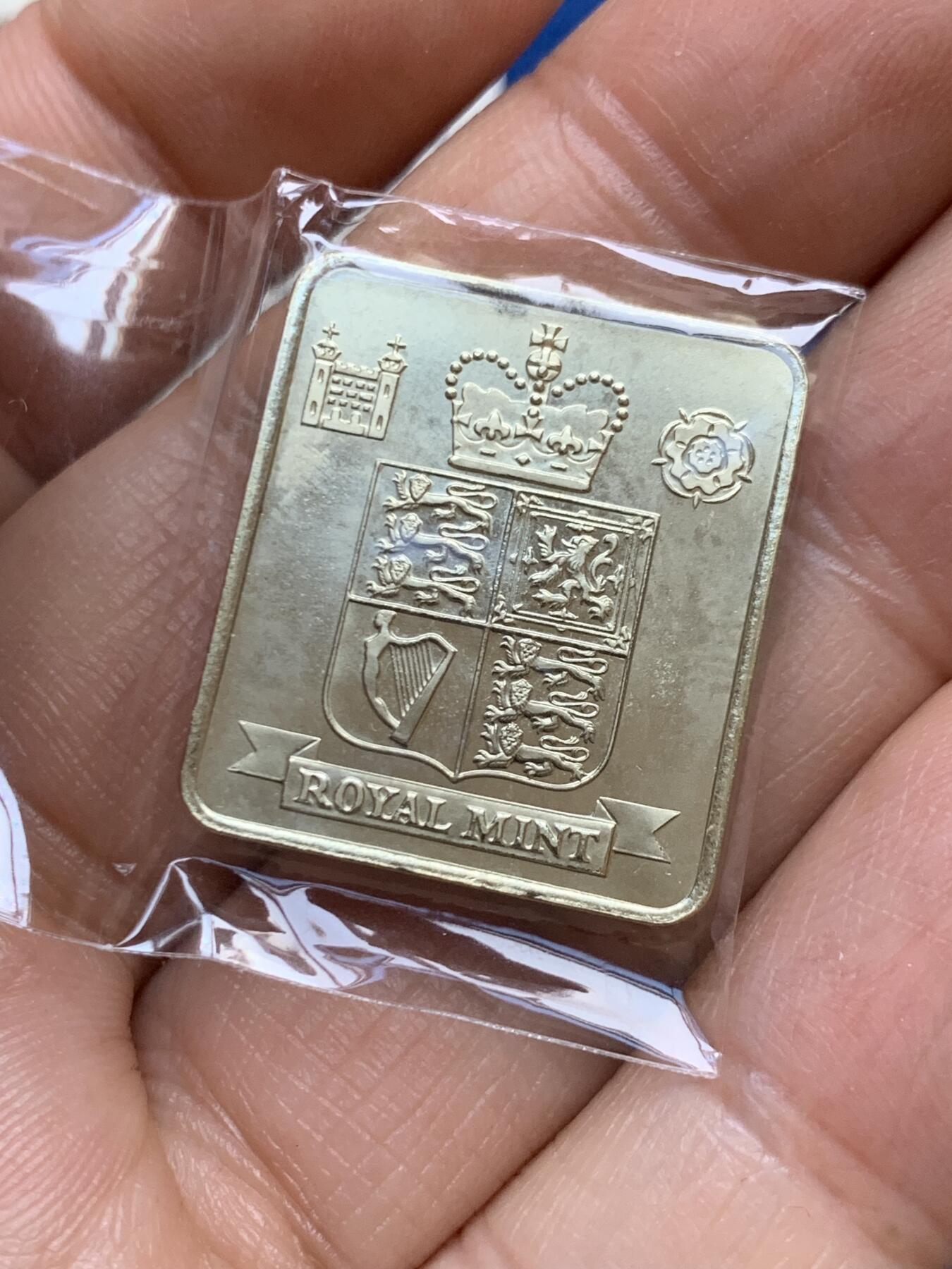 《竞宝斋》第449场 周日，周一，周二  3场连拍 （全场包邮，欢迎送拍） 英国担任欧洲部长理事会主席50便士纪念银币 925银 13.5克 盒证齐全 带一枚小方章