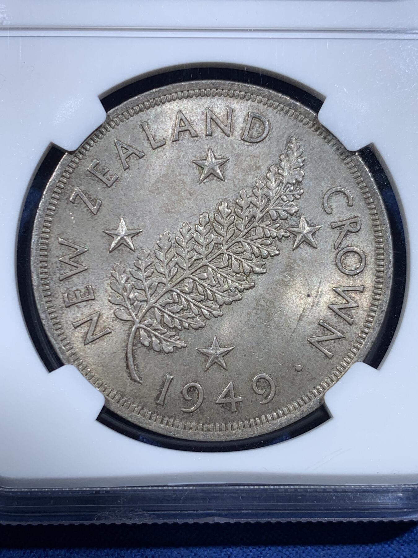 《竞宝斋》第449场 周日，周一，周二  3场连拍 （全场包邮，欢迎送拍） NGC MS64 新西兰 1949年 乔六银蕨叶1克朗银币，BU状态，值得收藏。
