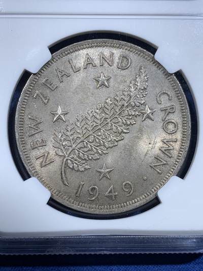 《竞宝斋》第449场 周日，周一，周二  3场连拍 （全场包邮，欢迎送拍） NGC MS64 新西兰 1949年 乔六银蕨叶1克朗银币，BU状态，值得收藏。