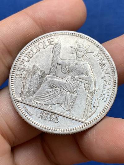 《竞宝斋》第449场 周日，周一，周二  3场连拍 （全场包邮，欢迎送拍） 法属印支 1896年 坐洋壹圆 细节良好 顶部有焊接痕迹