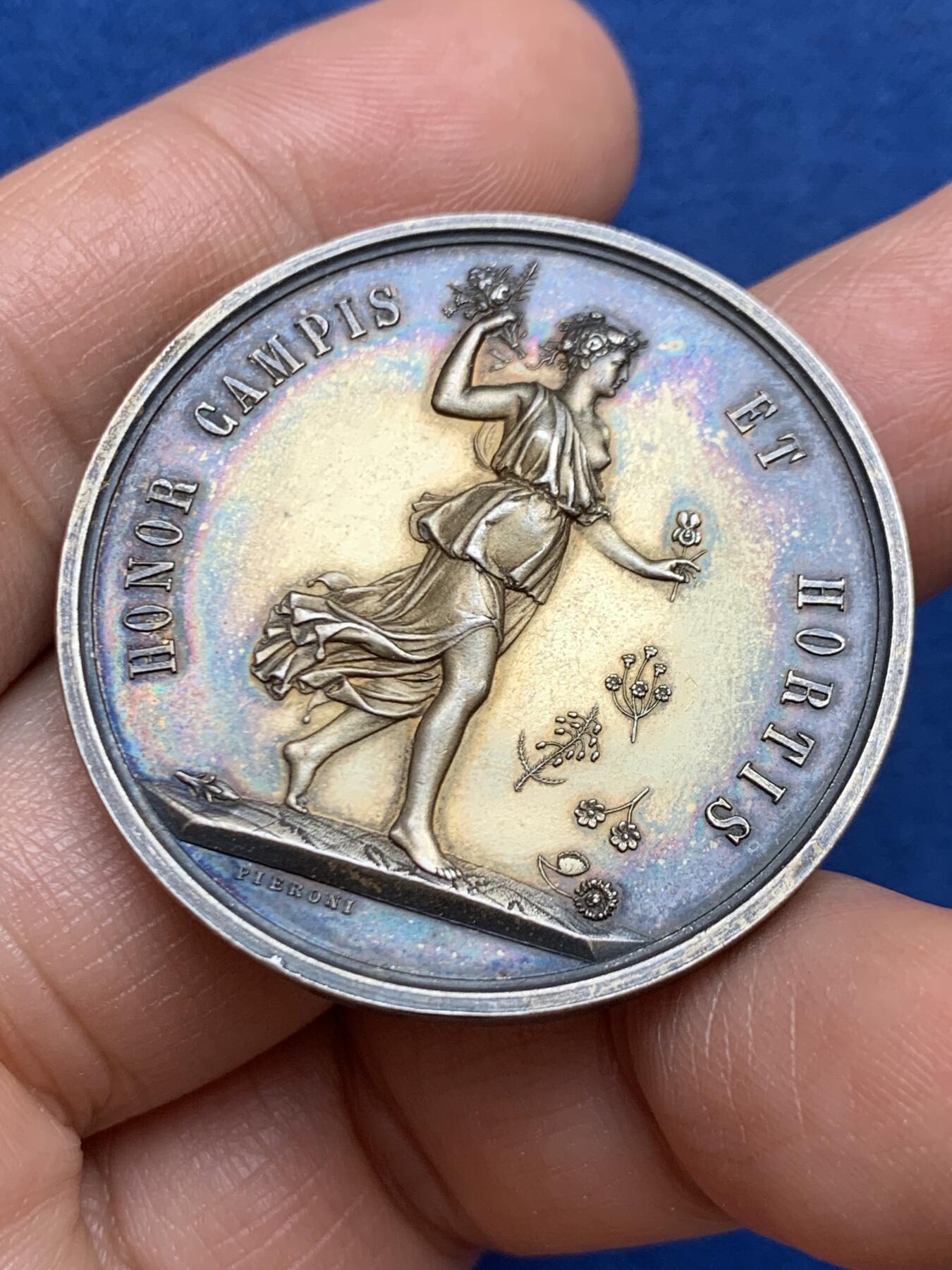 《竞宝斋》第449场 周日，周一，周二  3场连拍 （全场包邮，欢迎送拍） 意大利托斯卡纳园艺学会银章，荣耀归于田野与花园，极美高浮雕，24.15克，37.5mm