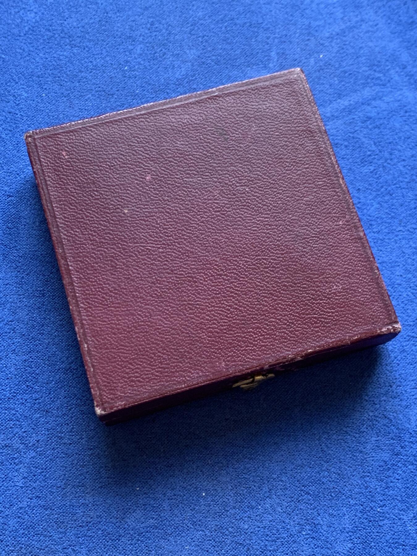 《竞宝斋》第449场 周日，周一，周二  3场连拍 （全场包邮，欢迎送拍） 法国鲁昂市建筑工会纪念铜章 56.2克 49.8mm 铜标边铭 带盒