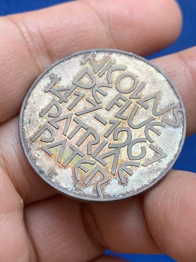 《竞宝斋》第449场 周日，周一，周二  3场连拍 （全场包邮，欢迎送拍） 尼古拉·德·弗吕逝世550周年纪念银章，他是15世纪瑞士宗教与政治人物，以调解瑞士邦联内部分裂、促成《施坦斯和约》而闻名，被尊为“祖国之父”。15.05克，32.8mm，900银