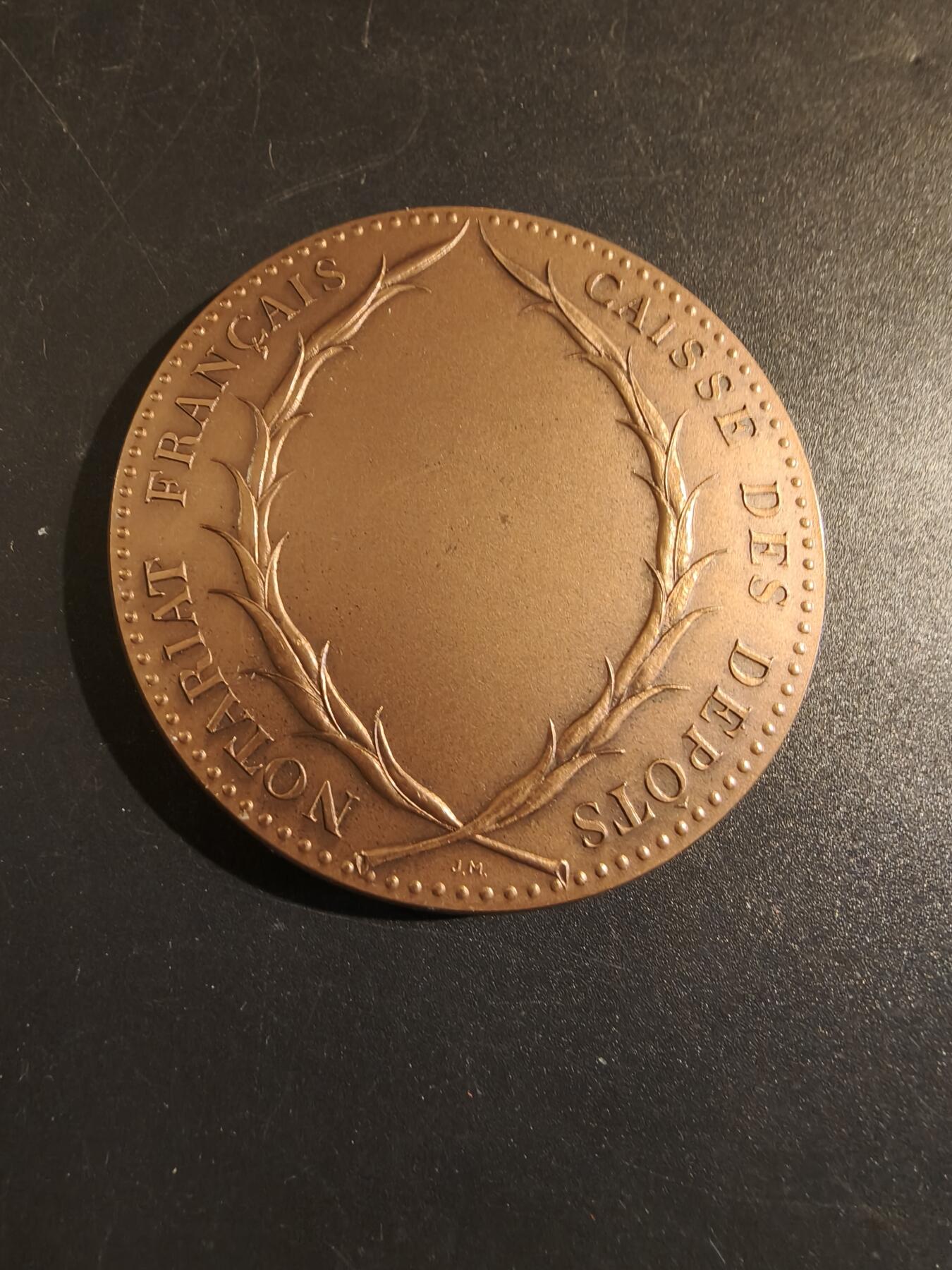 老王徽章第171期  法国公证处与存托银行大铜章 原盒 直径60mm 重量121.1g 正面人物为亨利·弗朗索瓦·达盖索 (1668-1751)，他曾三次担任法国大法官。他被伏尔泰誉为“法国有史以来学识最渊博的法官”。