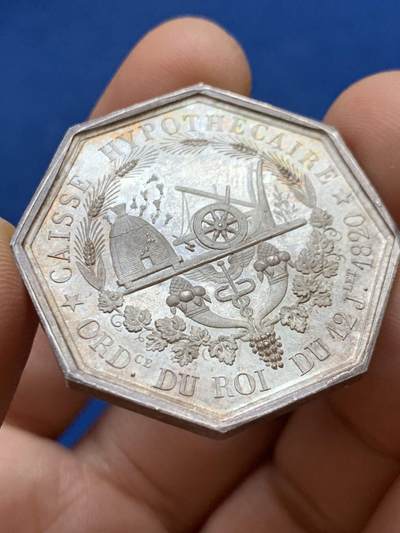 《竞宝斋》第449场 周日，周一，周二  3场连拍 （全场包邮，欢迎送拍） 法国抵押银行八角银质代币，19.8克，36mm，早期无边铭。19世纪初法国建立的“CaisseHypothécaire”体系，是路易十八统治期间的官方金融改革，旨在通过国家担保的抵押贷款促进土地流转与经济发展。