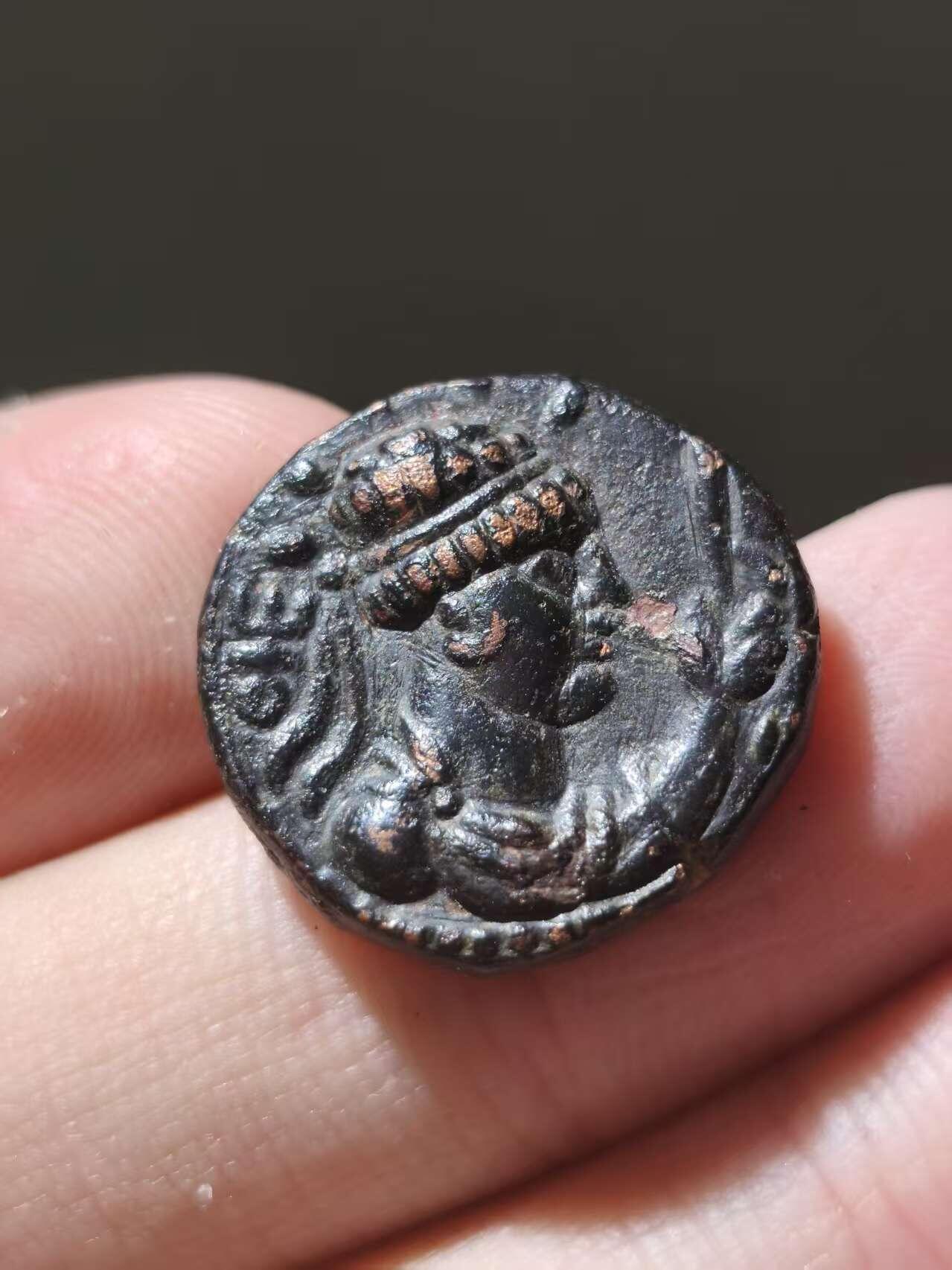 星盘世界钱币十二月二十七日古典币专场 极品！经典品种贵霜帝国大救星soter magas铜币，深打极其的漂亮，也有说法是，这就是威马塔克图，另一种说法是，这是一位与印度塞克有关系的军阀或地方统治者