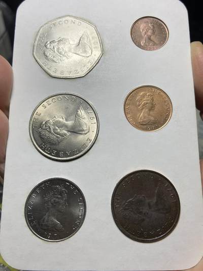 2025年第一百四十四场(总第一百七十场）品种丰富英国一线回流散币年末特拍场第一场(免佣金) - 全新–英属马恩岛🇮🇲1971年十进制首发套币(伊丽莎白二世中年花冠，十进制第一套首发年)