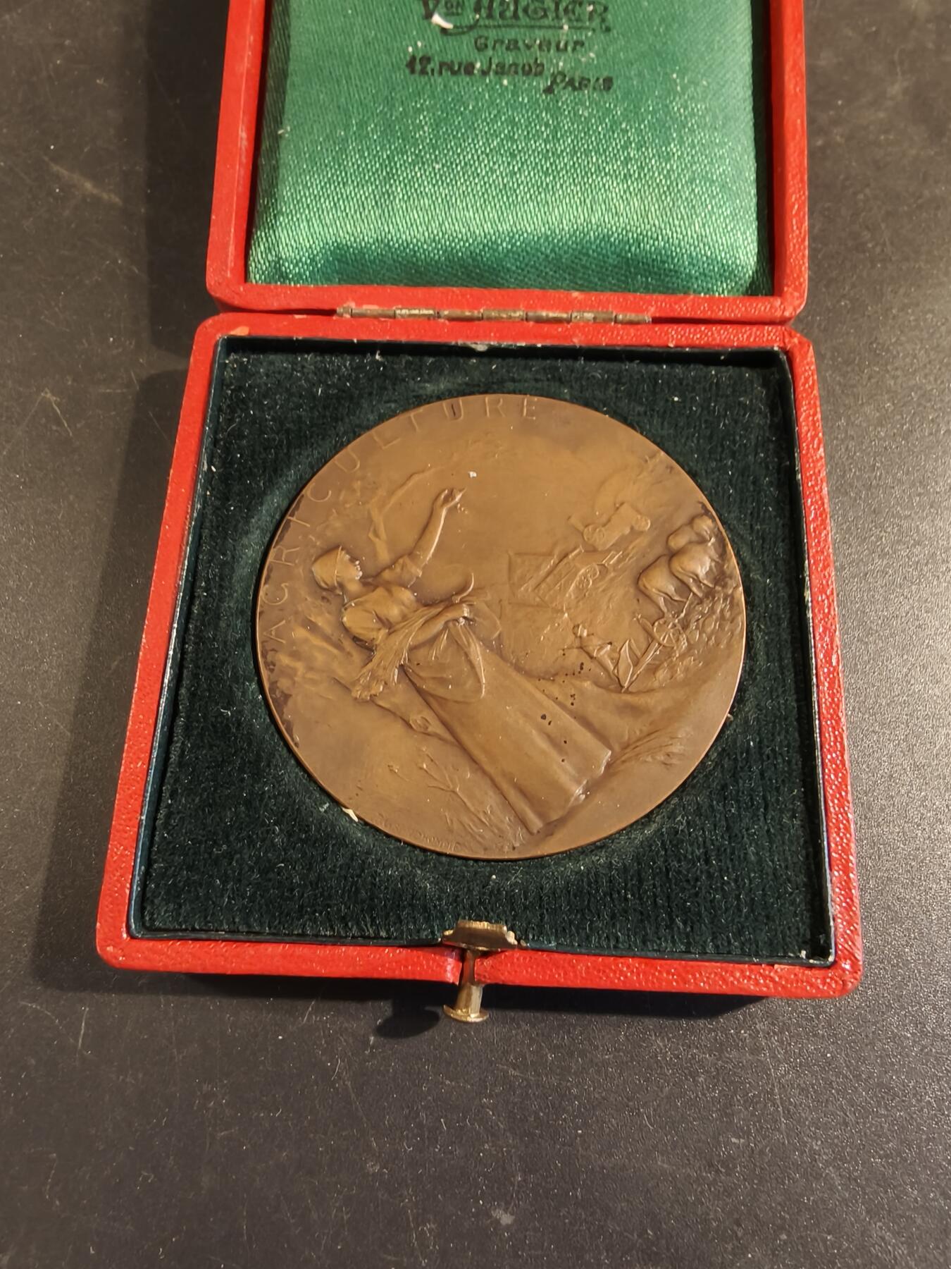 老王徽章第171期 法国萨瓦省圣朱利安昂热讷农业协会大铜章     原盒       大师P.Grandhomme作品     直径50mm     重量47.5g