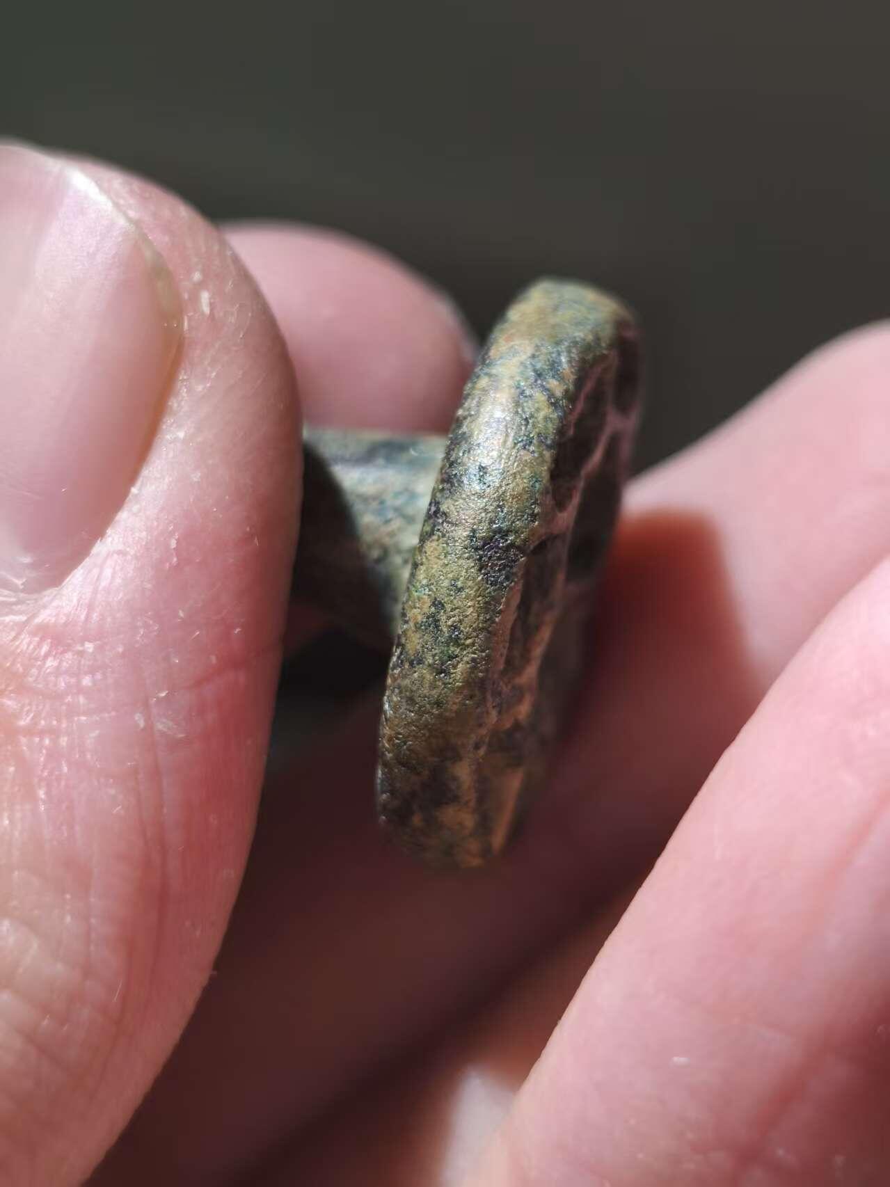 星盘世界钱币十二月二十七日古典币专场 精品！BMAC青铜文化，阿瑟克斯文明早期实心青铜印章，这种跟后期那种镂空的不是一种类型，非常少见，这一枚上面有一个系绳的孔，非常开门的管形穿系，印面是一个很奇怪的图案，这种压印也许是在封泥上使用的，估价300-400欧元