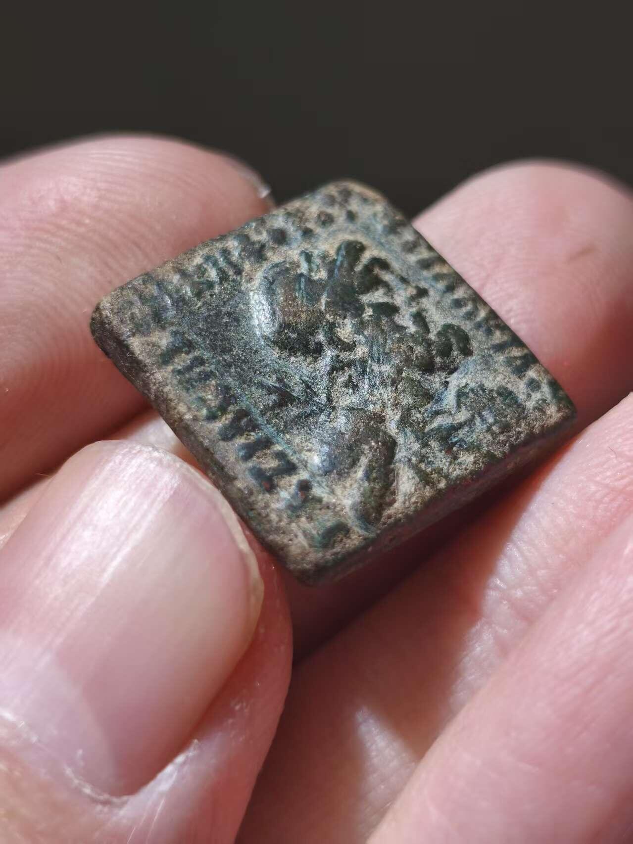 星盘世界钱币十二月二十七日古典币专场 典藏极品！巴克特里亚方铜币，安提亚基达斯大王，这个属于半人像type，好品十分少见，正面是宙斯手持雷霆杖，背面是双子帽