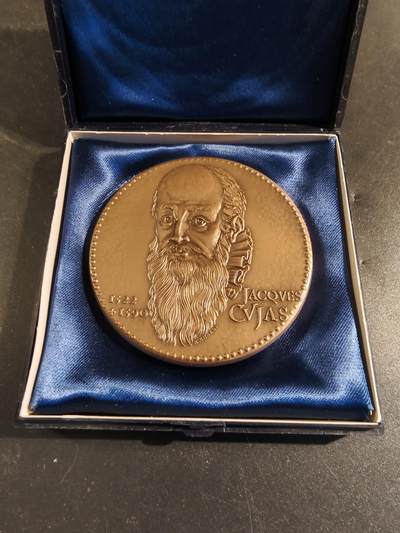 老王徽章第171期 - 法国公证处与存托银行大铜章 原盒 直径60mm 重量135.9g 正面人物为雅克·库雅斯，他是法国文艺复兴时期著名的法学家和古典学者。