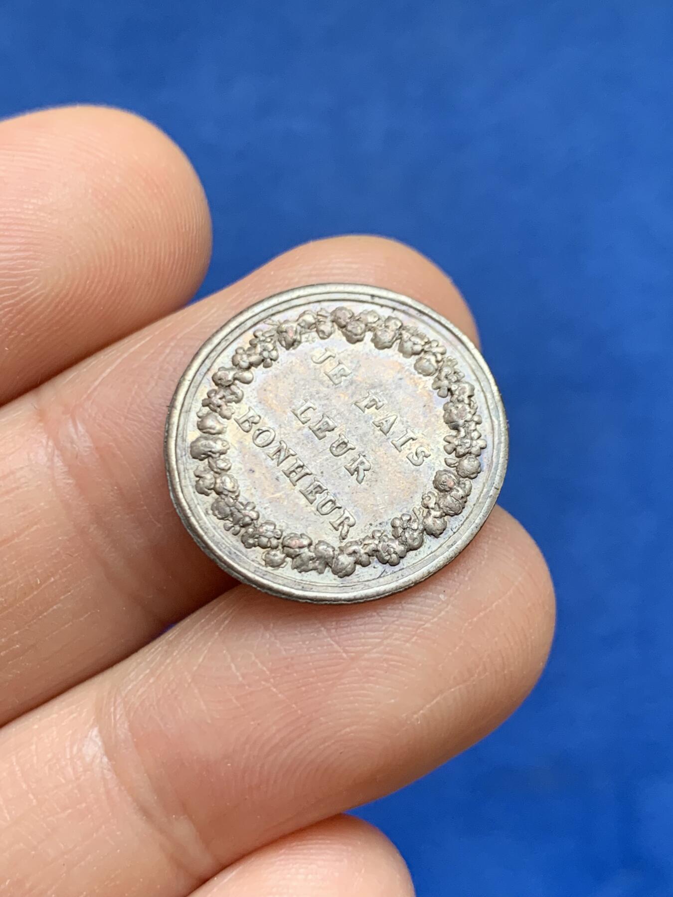 《竞宝斋》第449场 周日，周一，周二  3场连拍 （全场包邮，欢迎送拍） 婚礼纪念章 1.65克 20.1mm