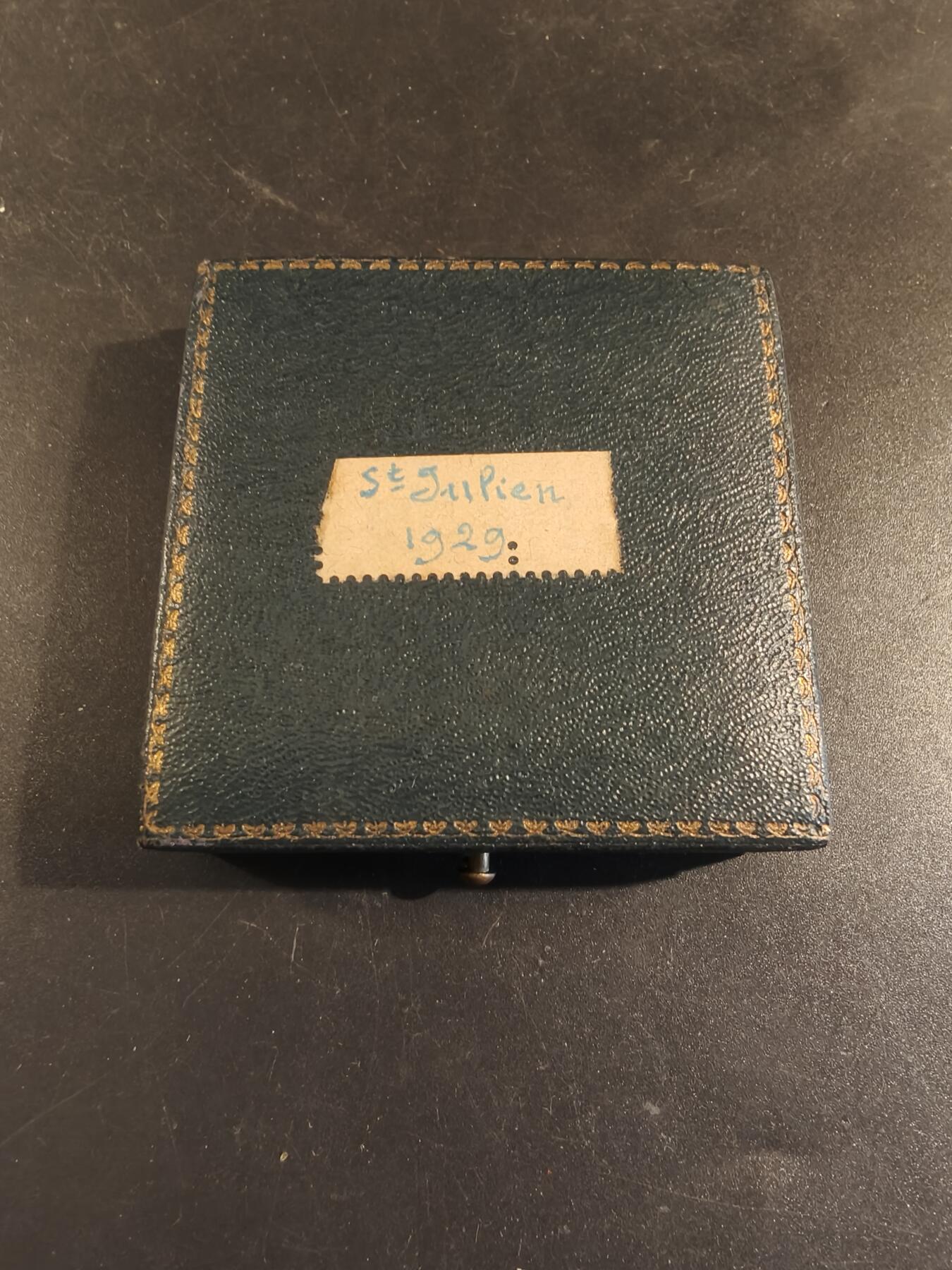 老王徽章第171期 法国萨瓦省圣朱利安昂热讷农业协会大铜章     原盒       大师P.Grandhomme作品     直径50mm     重量48.9g