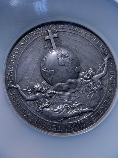 《竞宝斋》第449场 周日，周一，周二  3场连拍 （全场包邮，欢迎送拍） NGC MS61 梵蒂冈1927年庇护十一世教皇大银章，直径60MM大型少见，超高人像浮雕，地球图案精美，加大加厚盒。