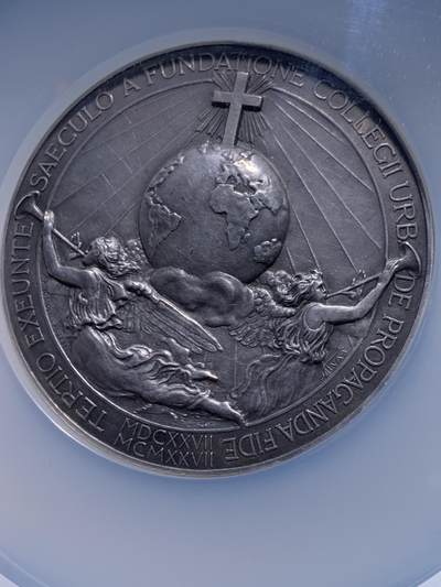 《竞宝斋》第449场 周日，周一，周二  3场连拍 （全场包邮，欢迎送拍） NGC MS61 梵蒂冈1927年庇护十一世教皇大银章，直径60MM大型少见，超高人像浮雕，地球图案精美，加大加厚盒。