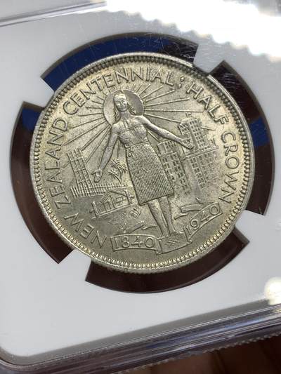 《竞宝斋》第449场 周日，周一，周二  3场连拍 （全场包邮，欢迎送拍） NGC MS62 新西兰1940年建国百年纪念半克朗银币，少见品种，状态不错。