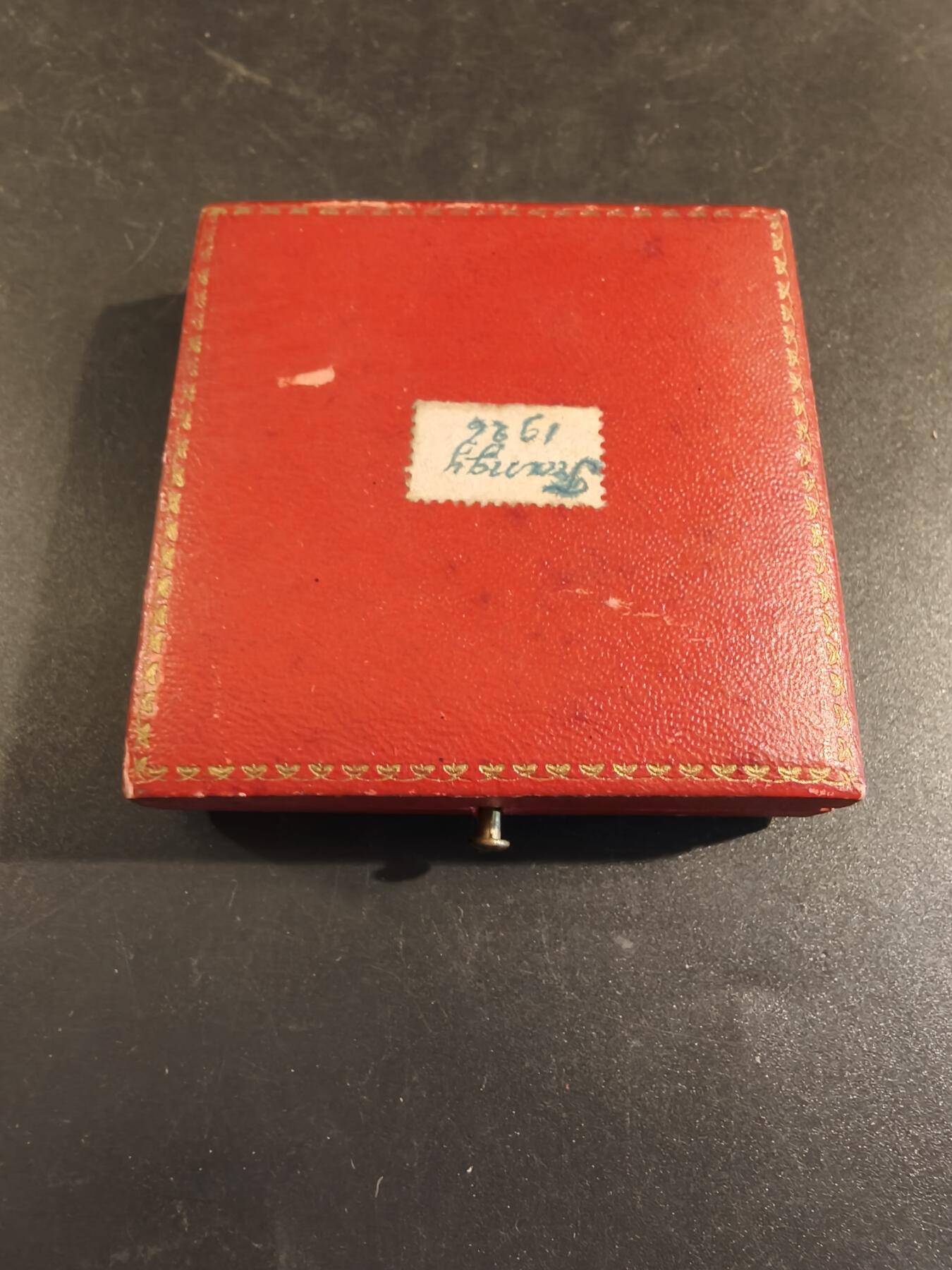 老王徽章第171期 法国萨瓦省圣朱利安昂热讷农业协会大铜章     原盒       大师P.Grandhomme作品     直径50mm     重量53.6g