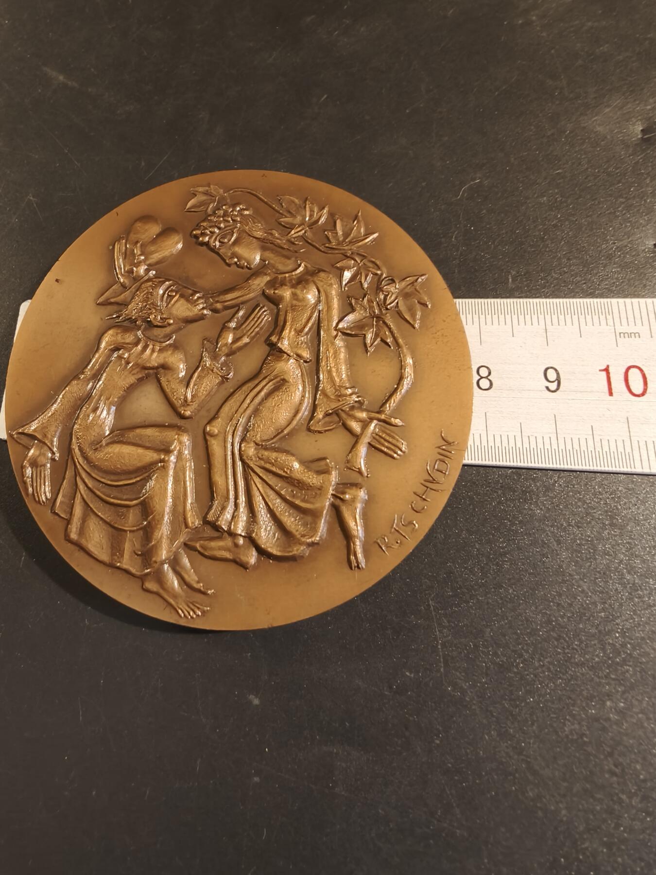 老王徽章第171期 法国《友谊永远是热情的》大铜章     直径78mm     重量240g