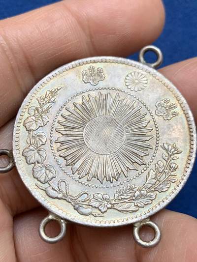 《竞宝斋》第449场 周日，周一，周二  3场连拍 （全场包邮，欢迎送拍） 明治三年日本龙洋，原味五彩，包浆极美，细节见图。