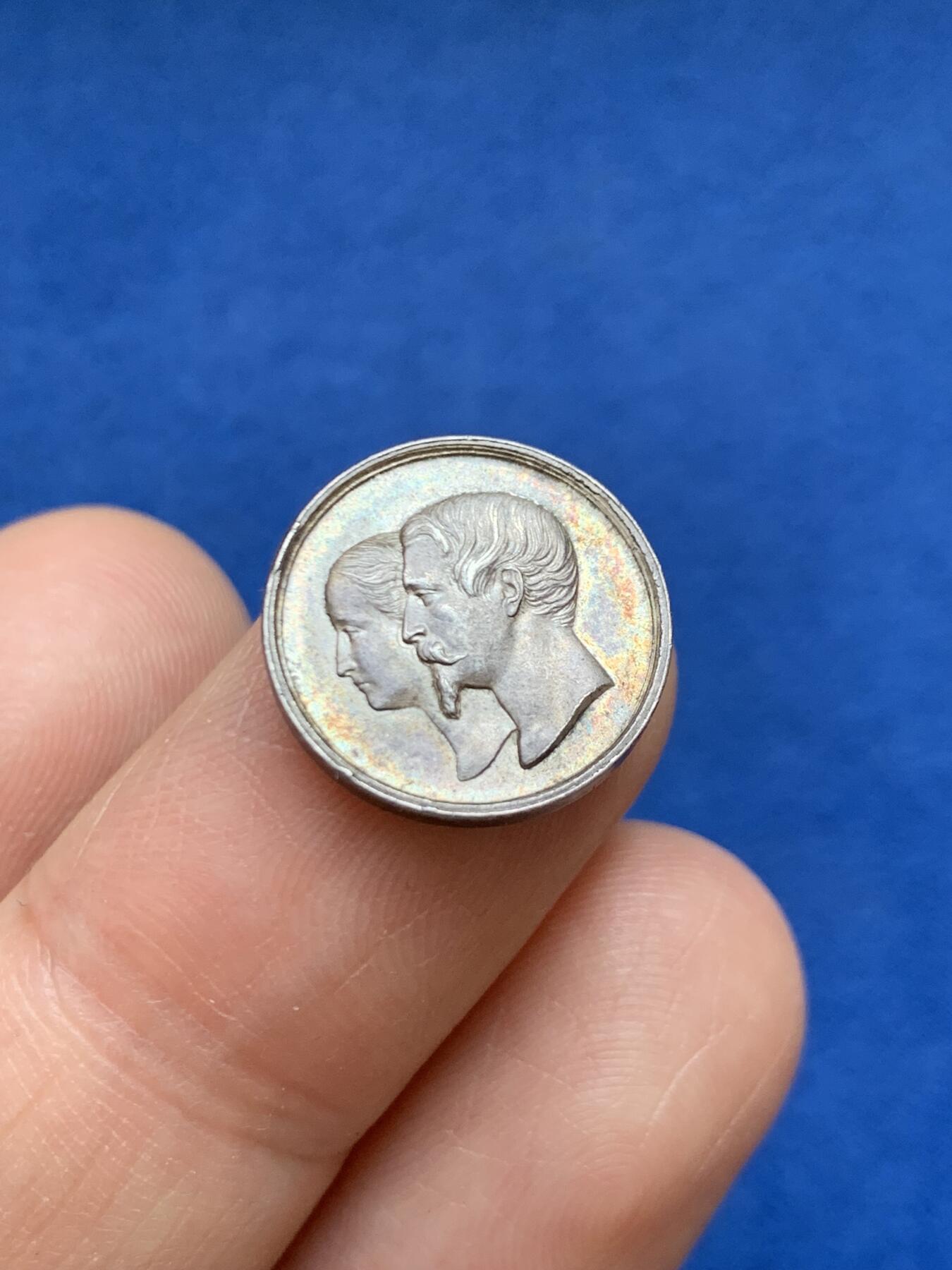 《竞宝斋》第449场 周日，周一，周二  3场连拍 （全场包邮，欢迎送拍） 法国1856年拿破仑四世洗礼纪念银章，正面拿破仑四世，背面拿破仑三世夫妇头像，15.8mm，1.84克