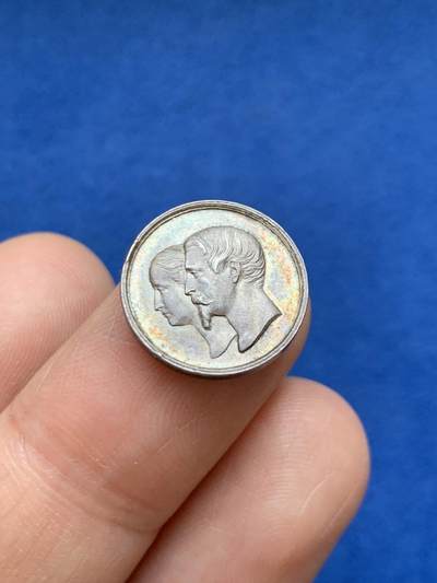 《竞宝斋》第449场 周日，周一，周二  3场连拍 （全场包邮，欢迎送拍） 法国1856年拿破仑四世洗礼纪念银章，正面拿破仑四世，背面拿破仑三世夫妇头像，15.8mm，1.84克