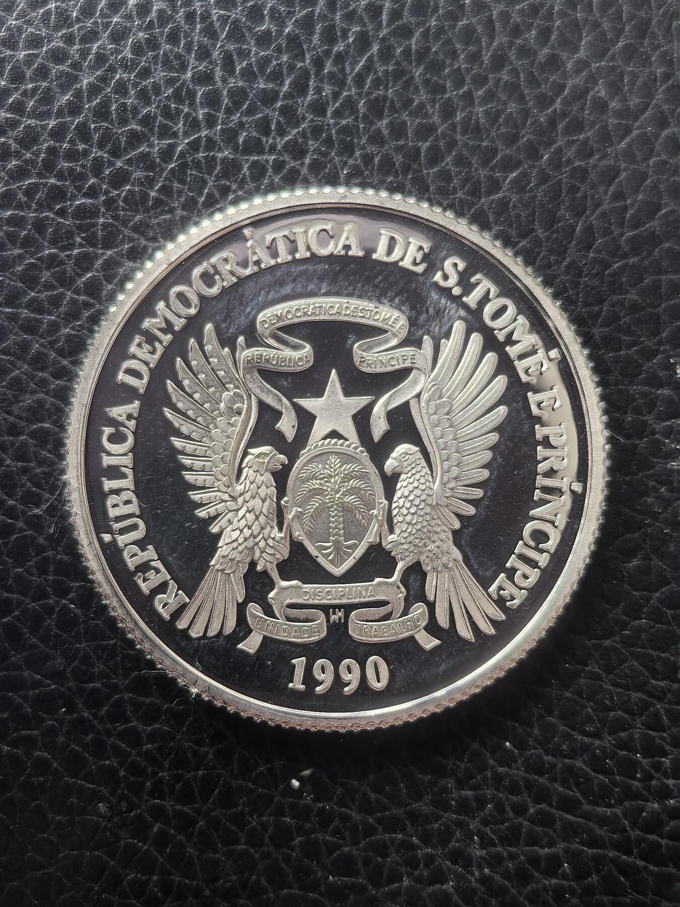 道一币馆币章第一百六十一场 圣多美和普林西比1990年意大利世界杯-运球和抢断1000多布拉精制银币  23.33g 925S 15000