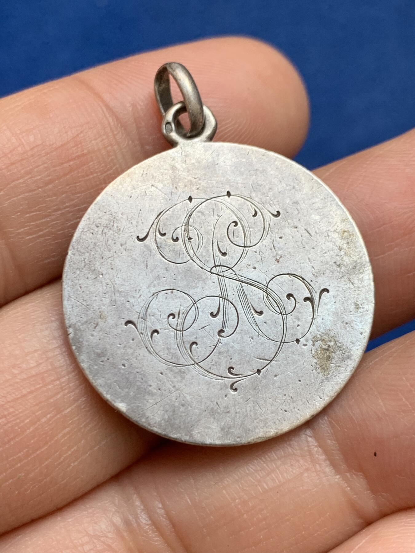 《竞宝斋》第449场 周日，周一，周二  3场连拍 （全场包邮，欢迎送拍） 宗教婚礼银章 特殊 带环重约10.2克 28.2mm 背面花体字漂亮