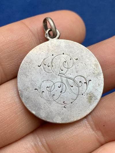 《竞宝斋》第449场 周日，周一，周二  3场连拍 （全场包邮，欢迎送拍） 宗教婚礼银章 特殊 带环重约10.2克 28.2mm 背面花体字漂亮