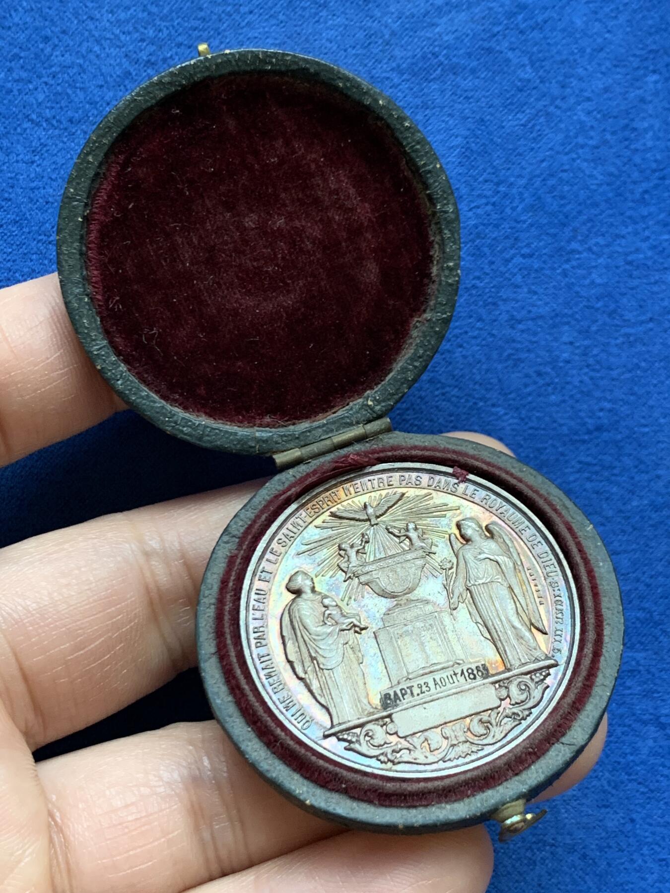 《竞宝斋》第449场 周日，周一，周二  3场连拍 （全场包邮，欢迎送拍） 法国宗教洗礼纪念银章 19.4克 36.6mm 丰饶角银标 带盒