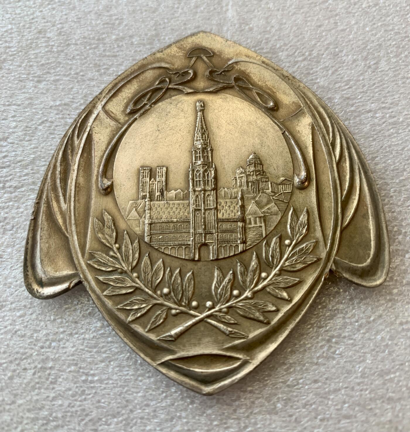 掌中浮雕-藏着的欧洲第047场 1917年一战布鲁塞尔德国体育协会奖章 ， 58 X 63mm，46.23g，铜镀银制； 此枚奖章于1917年6月17日颁发