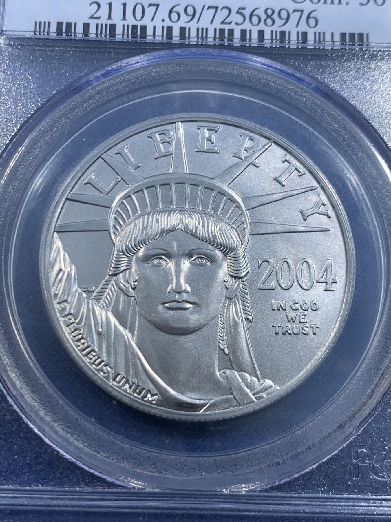 《竞宝斋》第449场 周日，周一，周二  3场连拍 （全场包邮，欢迎送拍） PCGS MS69 美国2004年100元1盎司鹰洋普制铂金币，美国最大面值硬币，该年铸量仅7009枚，比很多年份的精制还少。自由女神和展翅雄鹰的设计大气经典，丝缎光泽顶级品相。