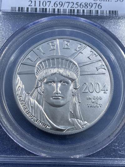 《竞宝斋》第449场 周日，周一，周二  3场连拍 （全场包邮，欢迎送拍） PCGS MS69 美国2004年100元1盎司鹰洋普制铂金币，美国最大面值硬币，该年铸量仅7009枚，比很多年份的精制还少。自由女神和展翅雄鹰的设计大气经典，丝缎光泽顶级品相。