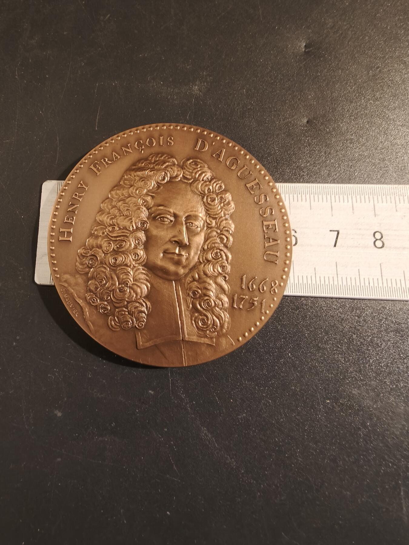 老王徽章第171期 法国公证处与存托银行大铜章    原盒     直径60mm    重量121.1g     正面人物为亨利·弗朗索瓦·达盖索 (1668-1751)，他曾三次担任法国大法官。他被伏尔泰誉为“法国有史以来学识最渊博的法官”。