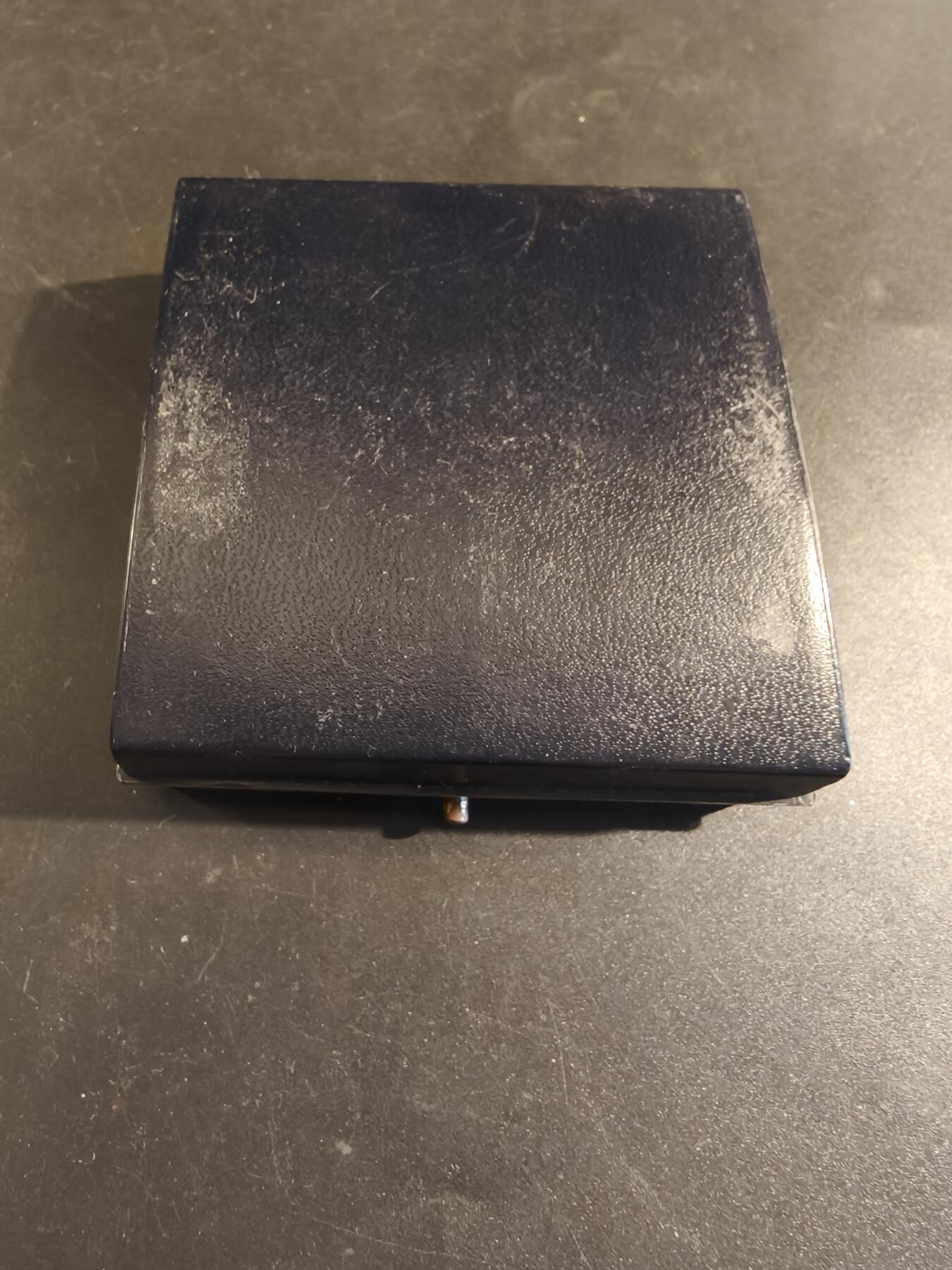 老王徽章第171期 法国公证处与存托银行大铜章 原盒 直径60mm 重量135.9g 正面人物为雅克·库雅斯，他是法国文艺复兴时期著名的法学家和古典学者。