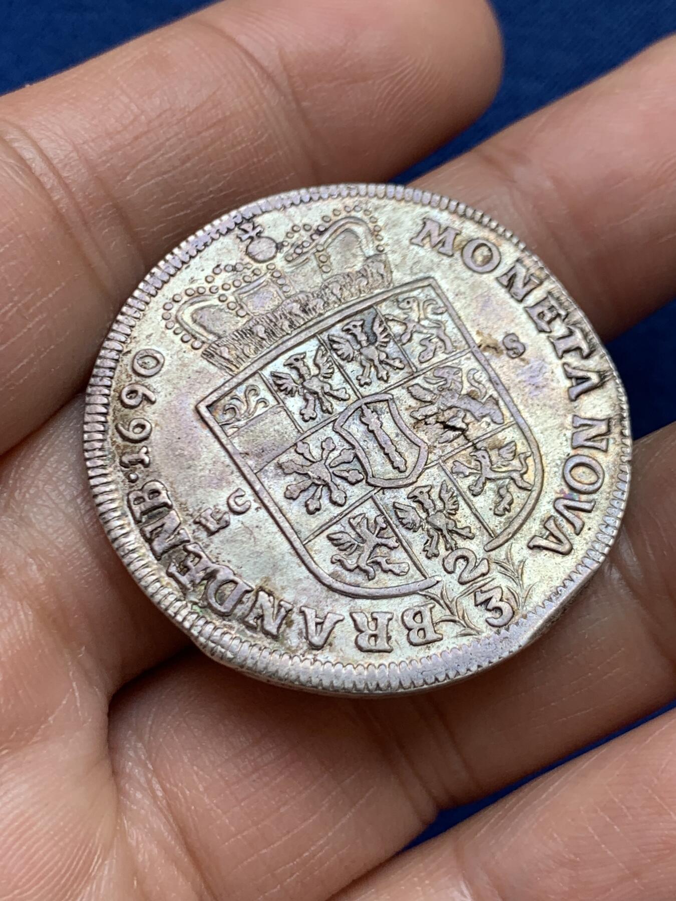 《竞宝斋》第449场 周日，周一，周二  3场连拍 （全场包邮，欢迎送拍） 神罗勃兰登堡1690年2/3泰勒大银币 品相超好光泽耀眼压印深峻 霍亨索伦的腓特烈三世选帝侯(后来的普鲁士首任国王腓特烈一世)大卷发头像 勃兰登堡-普鲁士所有领地的盾徽拼合 LCS柏林厂出品 难得的细节头发清清楚楚的压印 2/3T是流通主力大面值 更大的泰勒是极个别年份才发行的高贵面值 细节见图