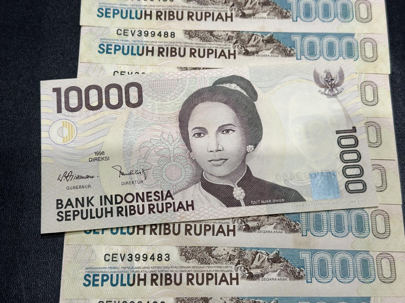 《外钞收藏家》第五百九十六期（精品大拍场）（本平台长期征集拍品、欢迎藏友们联系合作） 印度尼西亚98年1万卢比标十连号（龙目岛林贾尼火山，号码81-90）	UNC 轻微潮