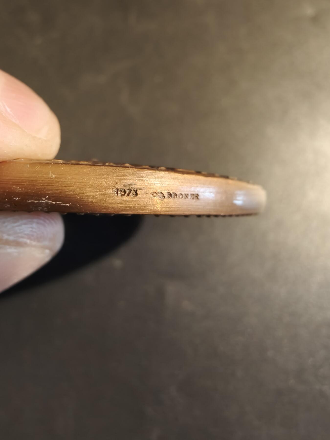 老王徽章第171期 法国公证处与存托银行大铜章 原盒 直径60mm 重量133.9g 正面人物为拜占庭国王查士丁尼一世